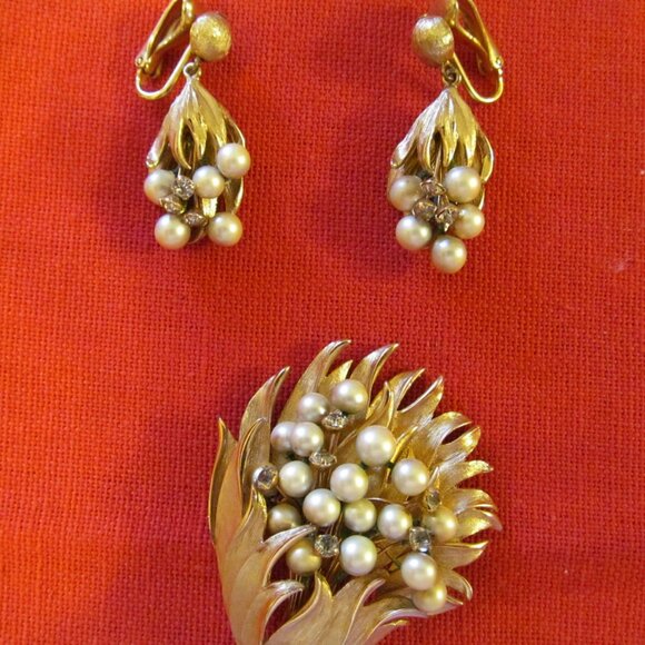 VINTAGE  ANTIQUE GOLD LEAF  BROACH AND CLIP EARRINGS- PEARLS RHIESTONES MINT - Picture 8 of 16